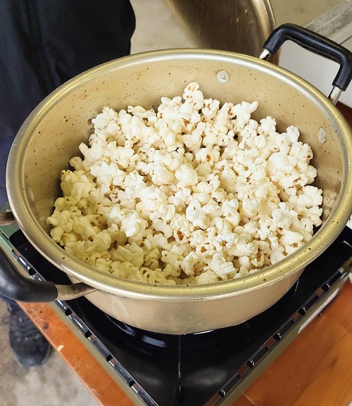 鍋で豪快に焼いたポップコーンの画像