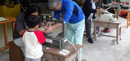 糸のこ盤でカットする様子