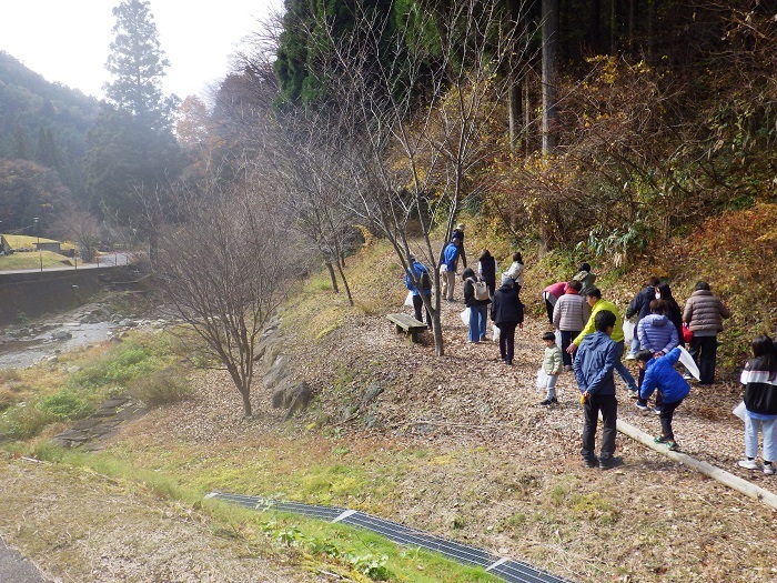 素材集めにセラピーロードを歩く参加者の様子