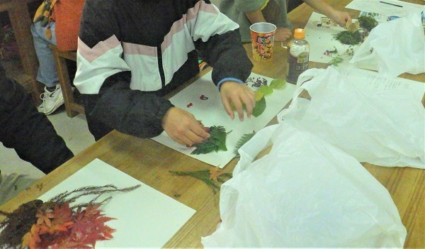 素材で紅葉アートを作る様子