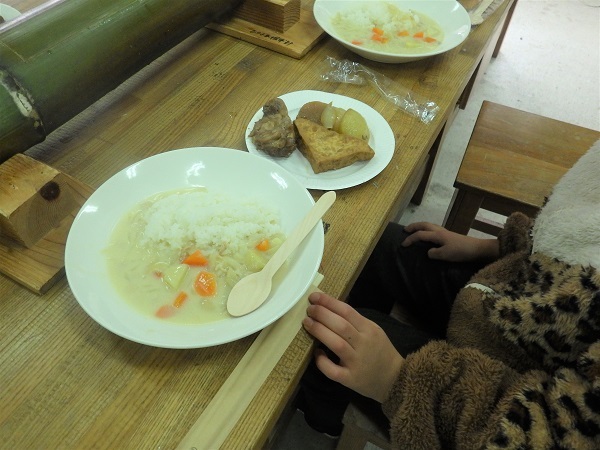 ホワイトライスと洋風おでんの昼食