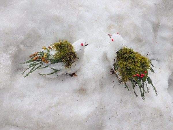 雪山で暮らす雷鳥の雪像の画像