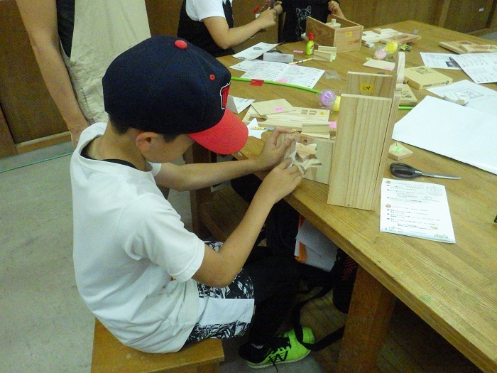 ふたの切り抜きを紙やすりで磨く作業画像