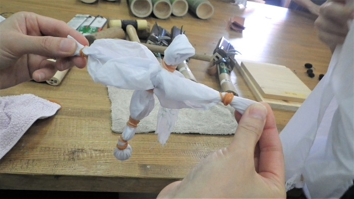 布を輪ゴムでしばった画像