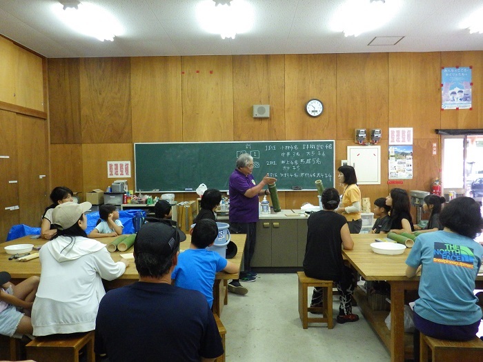 もりふれ倶楽部さんによる竹皿作りの実演の画像