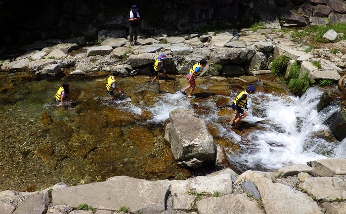 小田川へ入るお子さん達の画像