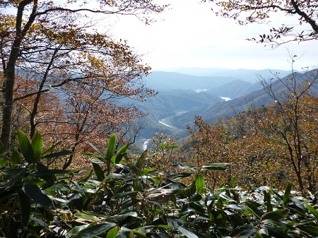 指谷山頂から望む高暮ダムの画像