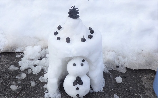 過去に講座で使った飾り炭を使ったミニ雪だるまの画像