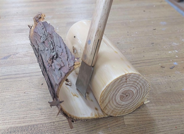 丸太の皮むき作業の画像