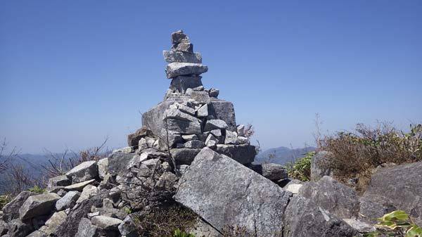 山頂の石塔の画像