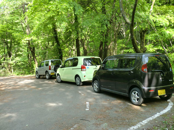 門坂駐車場入口付近の林道沿いの駐車スペース