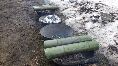 竹筒とホイル焼きを焼く様子