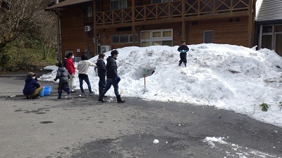 雪遊びスペースで雪遊びの様子