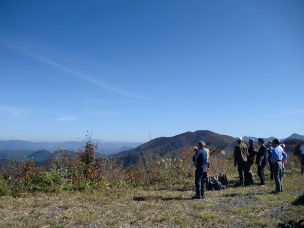 展望台から大山をみる参加者の皆さんの様子