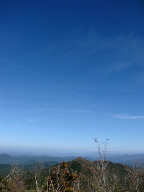 等検境方向の眺めと青空の様子