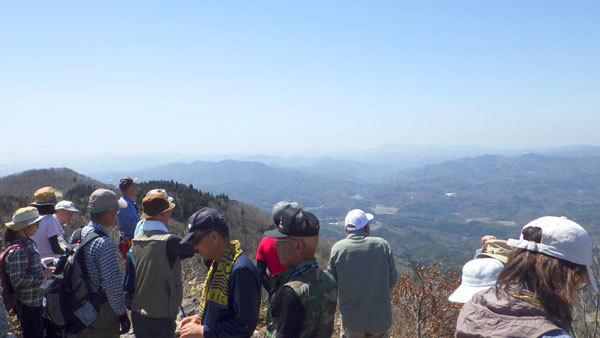 琴引山頂で景色を楽しまれる参加者の様子