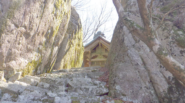 琴弾山神社と石段の画像