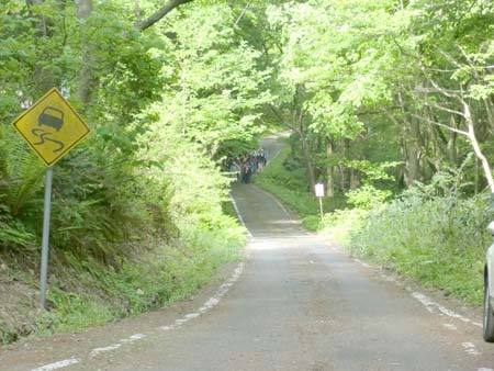 門坂駐車場手前から歩く様子