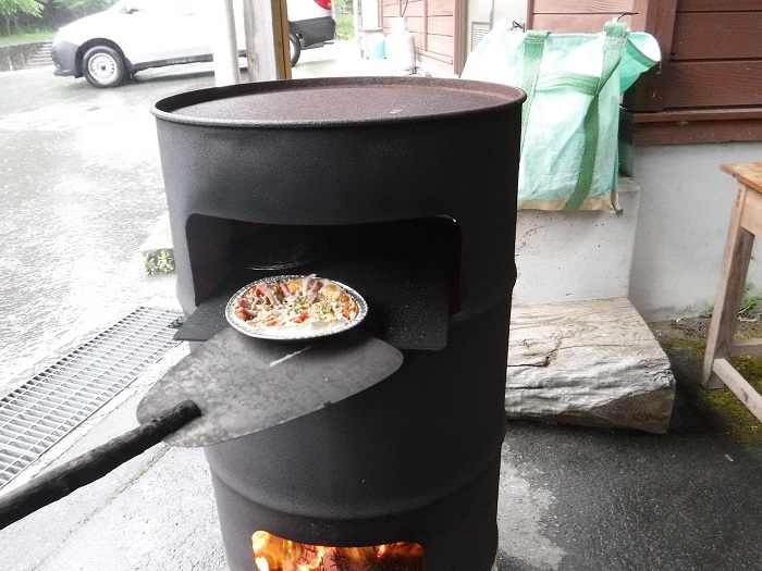 ドラム缶窯でピザを焼く画像