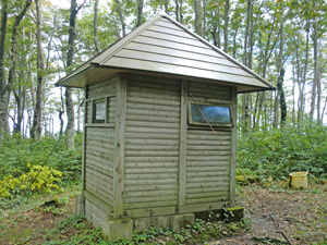 避難小屋隣のトイレ画像