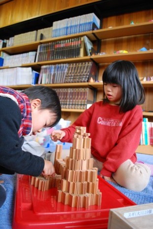 積み木で遊ぶ子供たち２