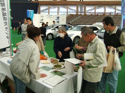 （写真）試食の様子