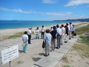 海岸侵食対策事業【益田港海岸】現地調査説明状況の写真