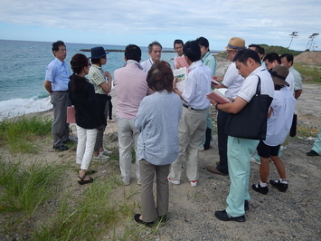 海岸侵食対策事業【和木波子海岸】現地調査説明状況の写真