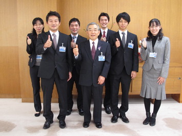 知事と検討メンバー