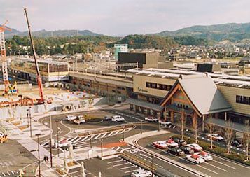 出雲市駅付近連続立体交差事業の完成（写真）