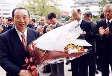 澄田知事５選、新県議決定（写真）