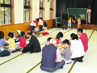 地域住民が子育てにかかわっている様子