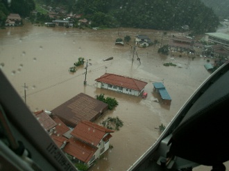 平成18年豪雨災害のヘリコプターから撮影した写真。民家の1階部分の多くが水没している様子