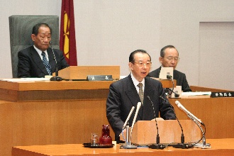 11月に開催された県議会において、今期限りでの引退を表明する澄田知事。