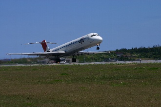 新隠岐空港開港し、ジェット機就航した。写真は空港から飛び立つジェット機の様子。