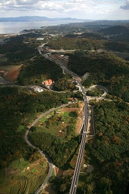 高速道路ネットワークの着実な延伸。写真は開通した高速道路区間を空撮した様子。