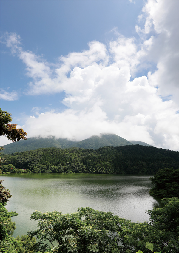 浮布の池から眺める三瓶山の写真