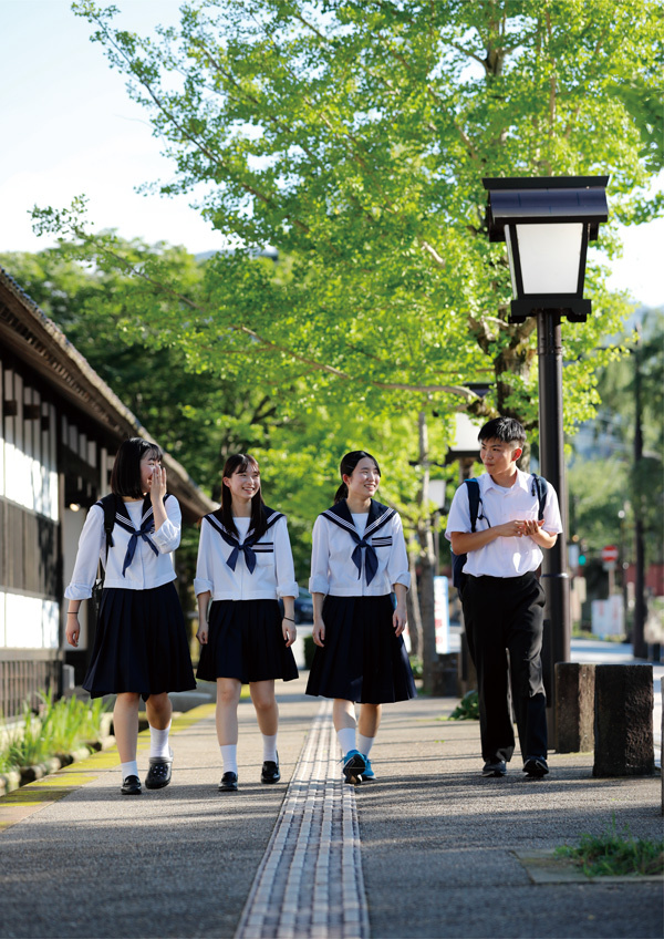 殿町通りを歩く津和野高校生の写真