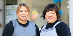 「喫茶木かげ」の是津益美さん（左）と池本佳菜子さんの写真