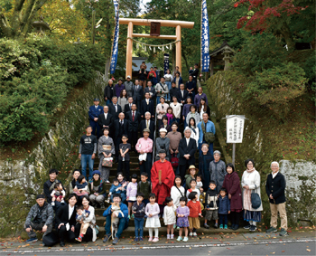 神社前での集合写真