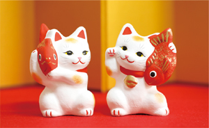 長浜人形の技法で作られた招き猫の写真