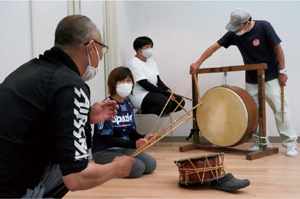 奏楽の指導を受ける舞姫社中のメンバーの写真