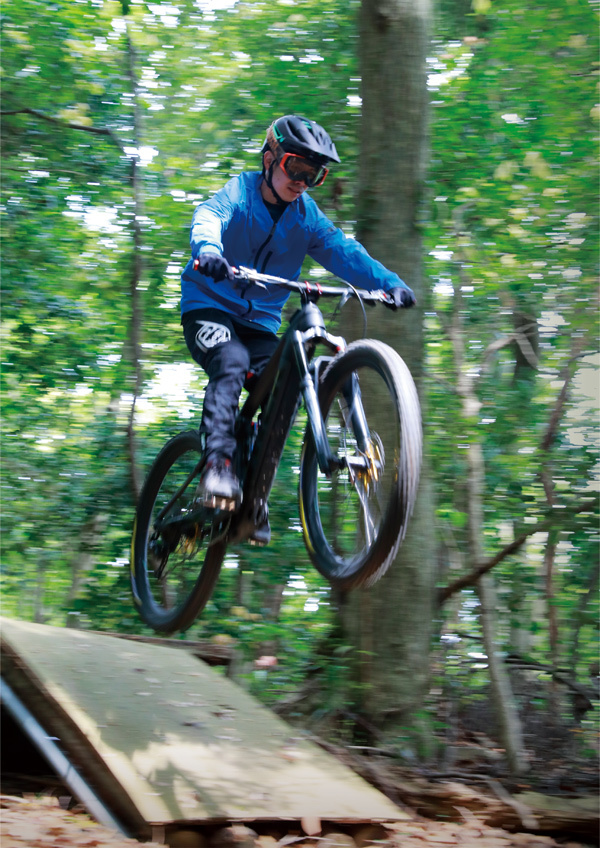 自転車で山道を走る陰山玄交さんの写真