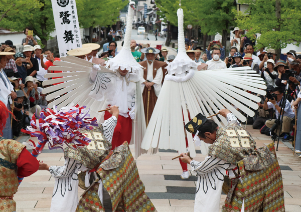弥栄神社の祭礼の一部である鷺舞の様子