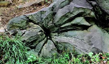 浜田市一帯でのみ産出する黄長石霞石玄武岩の写真