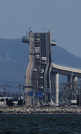 松江市八束町と鳥取県境港市を結ぶ江島大橋の写真。急こう配からべた踏み坂ともいわれる