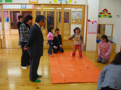 子ども達と遊ぶ知事その２