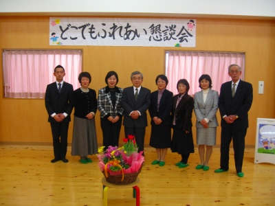 懇談会出席者の方々と