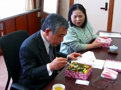 お弁当の説明を聴く知事