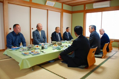 昼食をとりながら懇談